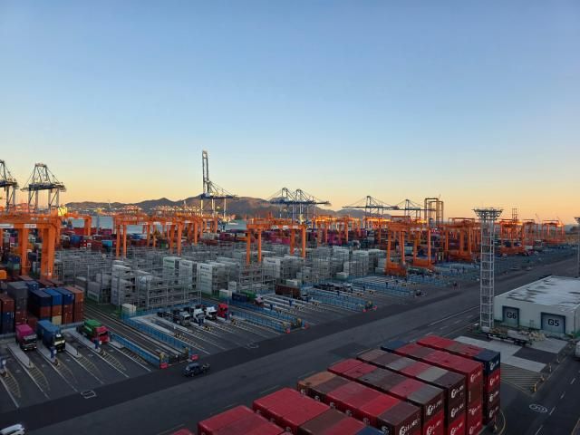 완전 자동화 항만인 부산항 신항 제7부두 사진김유진 기자
