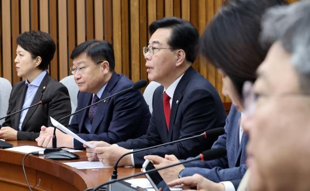 송언석 국민의힘 원내대표가 23일 국회에서 열린 원내대책회의에서 모두발언을 하고 있다 사진연합뉴스