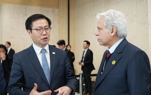 여한구 통상교섭본부장 사우디 상무부 장관 면담 서울연합뉴스 여한구 산업통상부 통상교섭본부장이 22일현지시간 스위스 다보스에서 마지드 사우디 상무부 장관과 면담하고 있다 2026123 산업통상부 제공 재판매 및 DB 금지 photoynacokr2026-01-23 133428 저작권자 ⓒ ㈜연합뉴스 무단 전재 재배포 금지 AI 학습 및 활용 금지저작권자 ⓒ ㈜연합뉴스 무단 전재 재배포 금지 AI 학습 및 활용 금지