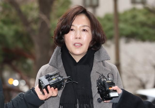 취재진 질문에 답변하는 김경 시의원 서울연합뉴스 이진욱 기자 무소속전 더불어민주당 강선우 의원에게 공천헌금 1억원을 전달한 혐의를 받는 김경 서울시의원이 피의자 신분으로 조사를 받기 위해 18일 서울경찰청 공공범죄수사대로 출석하면서 취재진 질문에 답변하고 있다 2026118 cityboyynacokr2026-01-18 102658 저작권자 ⓒ ㈜연합뉴스 무단 전재 재배포 금지 AI 학습 및 활용 금지저작권자 ⓒ ㈜연합뉴스 무단 전재 재배포 금지 AI 학습 및 활용 금지