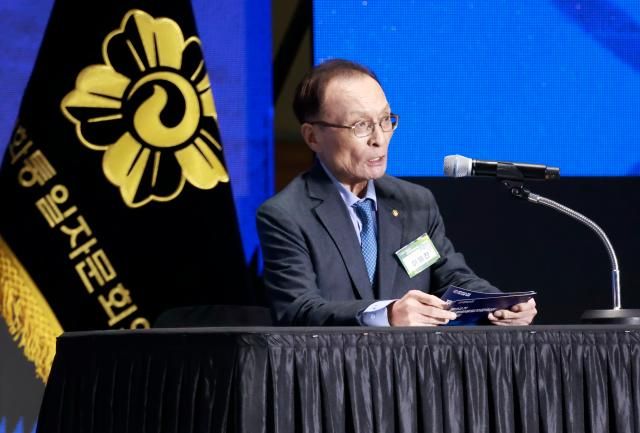 이해찬 민주평화통일자문회의 수석부의장이 지난해 12월 2일 경기 고양시 킨텍스에서 열린 민주평통 출범회의에서 제22기 활동 방향에 대해 보고하고 있다 사진연합뉴스