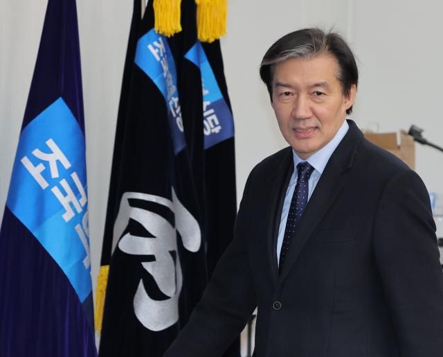 조국 조국혁신당 대표가 24일 서울 여의도 국회에서 정청래 더불어민주당 대표의 합당 제안 관련 논의를 위해 열린 긴급 의원총회에 참석하고 있다 사진연합뉴스