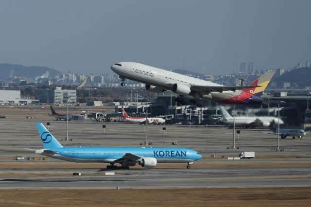 아시아나항공 인천공항 2터미널 이전 D-1 영종도연합뉴스 임화영 기자 13일 인천국제공항에서 아시아나항공 항공기가 이륙하고 있다 아시아나항공은 오는 14일 인천국제공항 제1여객터미널에서 제2여객터미널로 탑승 수속 카운터를 옮긴다 2026113 hwayoung7ynacokr2026-01-13 135235 저작권자 ⓒ ㈜연합뉴스 무단 전재 재배포 금지 AI 학습 및 활용 금지저작권자 ⓒ ㈜연합뉴스 무단 전재 재배포 금지 AI 학습 및 활용 금지
