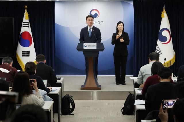 류제명 과학기술정보통신부 2차관이 15일 서울 종로구 정부서울청사에서 독자AI 파운데이션 모델 프로젝트 1차 단계평가 결과를 발표하고 있다 2026115 사진연합뉴스