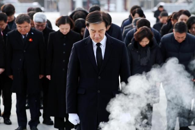 조국 조국혁신당 대표가 지난 23일 오전 광주 북구 운정동 국립 5·18 민주묘지에서 참배하고 있다 사진연합뉴스