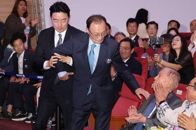 강훈식 대통령 비서실장이 이해찬 전 총리를 부축하고 있다 사진연합뉴스