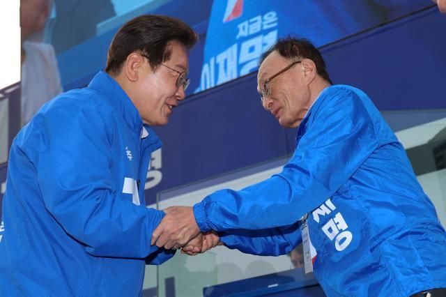 지난해 5월 유세 중인 이재명 대통령과 악수하는 이해찬 전 총리 모습 사진연합뉴스