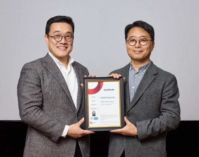 현대오토에버 SDV담당 권해영오른쪽 상무와 UL 솔루션즈 한국지사 정륜 사장이 모빌진 엑스-스튜디오의 ISO 26262 인증을 기념하고 있다 사진현대오토에버