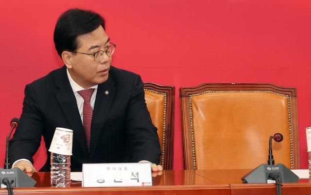 송언석 국민의힘 원내대표가 26일 국회에서 열린 최고위원회의에 입장하고 있다사진연합뉴스