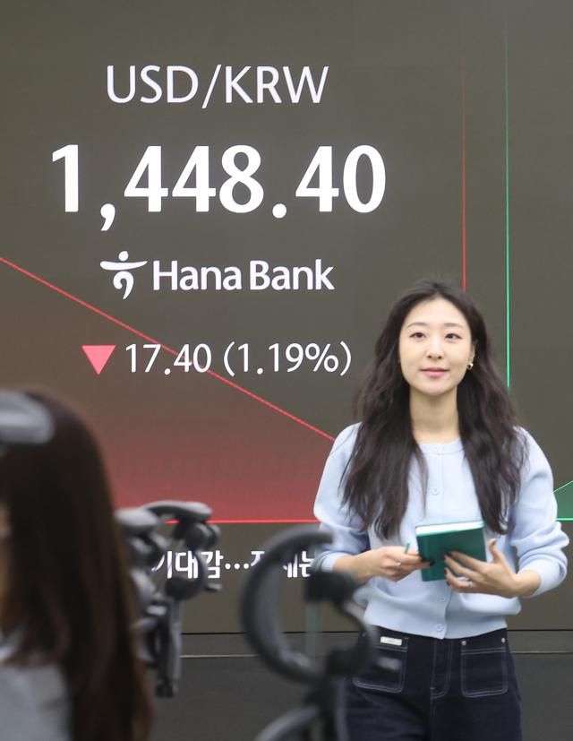 26일 서울 중구 하나은행 딜링룸에서 직원이 업무를 보고 있다 사진연합뉴스