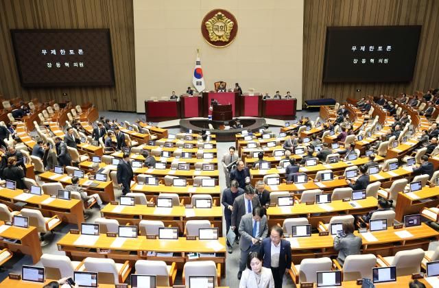 지난달 22일 국회에서 열린 12월 임시국회 본회의에서 장동혁 국민의힘 대표가 12·3 윤석열 비상 계엄 등에 대한 전담재판부 설치 및 제보자 보호 등에 관한 특별법에 대한 무제한 토론을 시작하자 더불어민주당 의원들이 본회의장을 떠나고 있다 사진연합뉴스