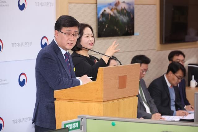 김성환 기후에너지환경부 장관이 26일 정부세종청사 기후부 기자실에서 제12차 전력수급기본계획 추진 방향을 발표하고 있다 사진연합뉴스