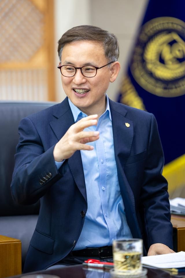 권진회 경상국립대 총장은 아주경제와 인터뷰에서 “우주항공·방산 분야에서 세계 100위권 대학에 진입하는 것이 목표다 단순히 순위를 올리는 것이 아니라 연구·교육·산학협력 역량을 총집결해 지속가능한 글로벌 경쟁력을 확보하는 전략적 목표다”고 말했다 