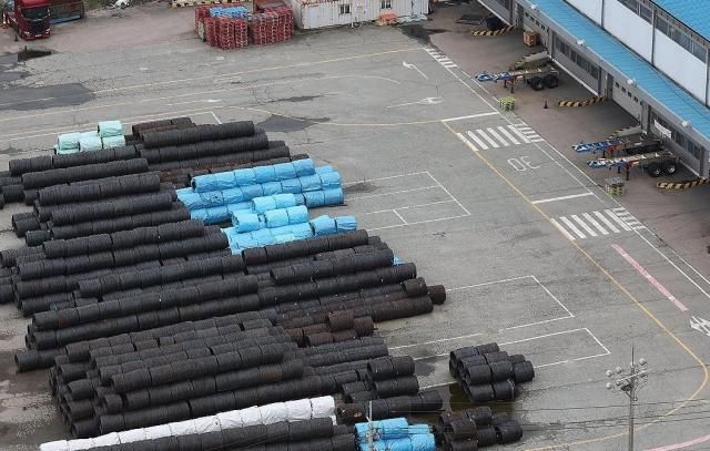 경기 평택시 평택항에 철강 제품이 쌓여 있다 사진연합뉴스