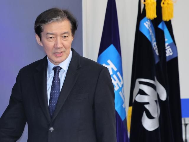 조국 조국혁신당 대표가 지난 24일 국회에서 정청래 더불어민주당 대표의 합당 제안 관련 논의를 위해 열린 긴급 의원총회에 참석하고 있다 사진연합뉴스