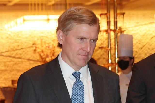 엘브리지 콜비 미 국방부전쟁부 정책담당 차관이 26일 서울 종로구 포시즌스호텔에서 조현 외교부 장관과 조찬 회동을 마친 뒤 이동하고 있다 사진연합뉴스