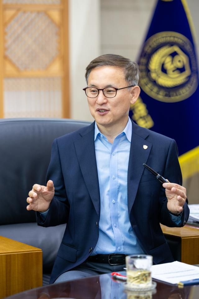 권진회 경상국립대학교 총장은 아주경제와 인터뷰에서 “대학평가에서 가장 중요한 지표는 결국 교원의 연구 경쟁력”이라며 “취임 이후 가장 먼저 손댄 것도 교수 연구 환경과 평가 체계의 전면적인 개편”이라고 밝혔다