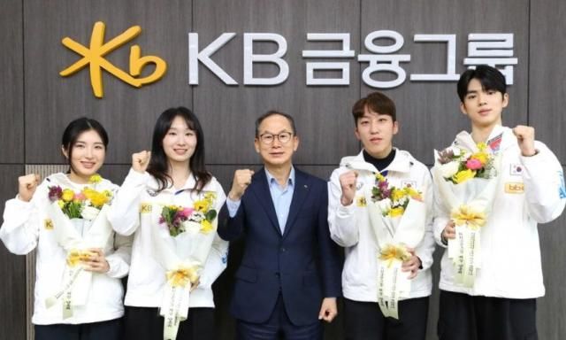 양종희 KB금융 회장사진 가운데이 김길리·최민정·박지원·차준환 선수와 기념사진을 촬영하고 있다 사진KB금융그룹