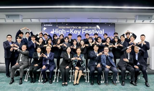 현대그룹 현정은 회장이 23일 현대그룹 사옥에서 열린 ‘신입사원 입문 교육수료식’에 참석해 “선제적으로 행동하고 담대하게 도전하라”며 신입 매니저들을 격려했다