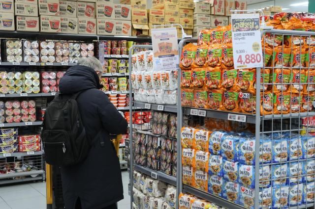 서울 시내 한 대형마트 라면 매대에서 한 고객이 상품을 살펴보고 있다 사진연합뉴스