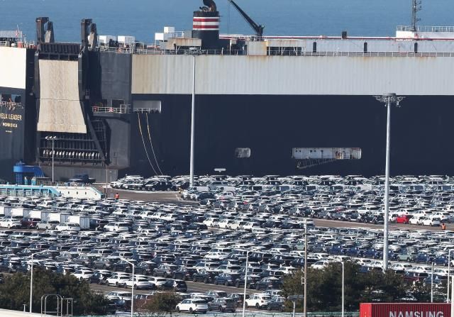 27일 경기도 평택항에 수출용 차량이 세워져 있는 모습 사진연합뉴스