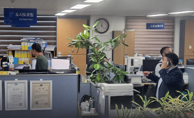 민중기 특별검사팀이 작년 8월 22일 양평고속도로 노선변경 의혹과 관련해 양평군청 등에 대한 압수수색에 나섰다 사진연합뉴스