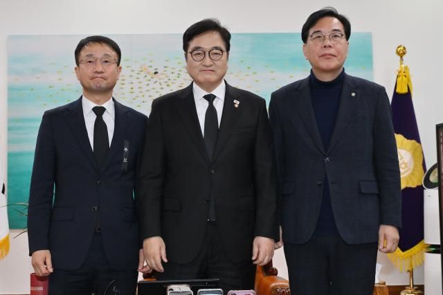  더불어민주당 한병도 원내대표왼쪽와 국민의힘 송언석 원내대표오른쪽가 27일 국회에서 우원식 국회의장 주재로 열린 여야 원내대표 회동에서 만나 기념 촬영하고 있다사진연합뉴스