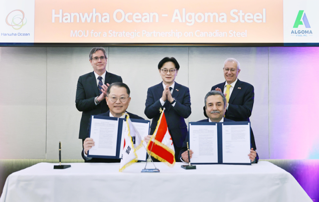 김정관 산업통상부 장관이 26일현지시간 캐나다 토론토 파크 하얏트호텔에서 열린 한-캐나다 자동차 산업협력 포럼 후 한국과 캐나다 기업 간 총 6건의 MOU 체결식에 임석하고 있다사진 산업통상부