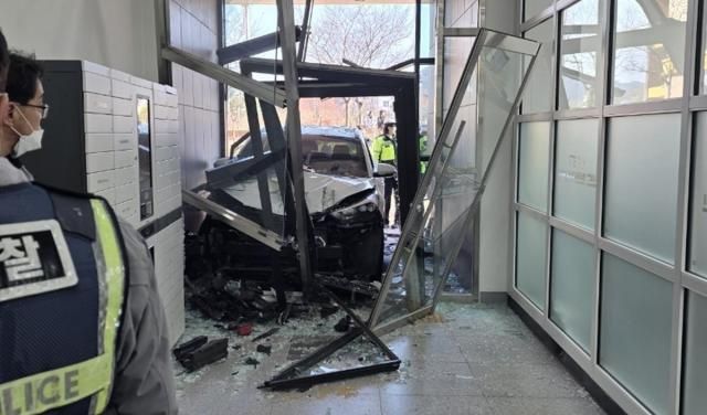 경북 김천서 SUV가 돌진하는 사고가 발생했다 사진경북소방본부