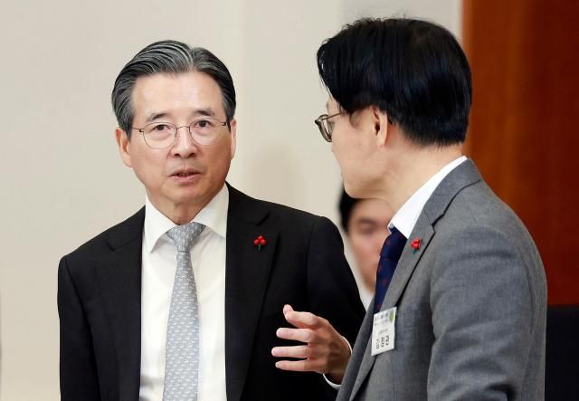 김용범 정책실장과 김정관 산업통상부 장관이 9일 청와대에서 열린 경제성장전략 국민보고회에서 대화하고 있다 사진연합뉴스