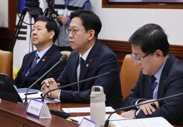 배경훈 부총리 겸 과학기술정보통신부 장관가운데이 28일 서울 종로구 정부서울청사에서 열린 제4회 과학기술관계장관회의에서 발언하고 있다 왼쪽 구윤철 부총리 겸 재정경제부 장관 