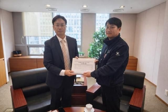 KAI 노동조합이 수출입은행에 방문해 임직원 청원서를 전달했다사진KAI노조