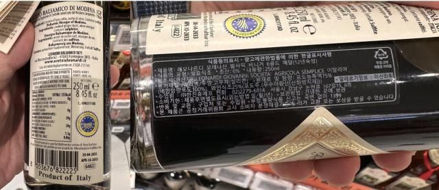 레오나르디모데나발사믹 식초의 일부 제품은 외국어 원라벨에 숙성 연수 표기가 없지만 국내 온 오프라인 판매 채널에서는 한국어 라벨과 가격표에 숙성 연수가 표시돼 있다 사진소비자와함께