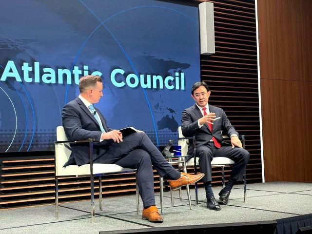 2026년 1월 27일현지시간 미국 워싱턴DC 싱크탱크 애틀랜틱카운슬에서 최윤범 고려아연 회장오른쪽이 리드 블랙모어Reed Blakemore 애틀랜틱카운슬 글로벌에너지센터 디렉터와 대담하고 있다 사진고려아연