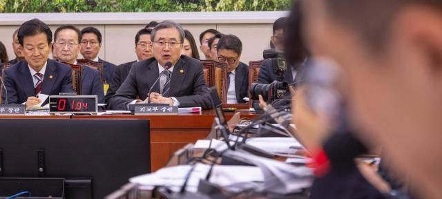 조현 외교부 장관이 28일 국회에서 열린 외교통일위원회 전체 회의에 출석해 도널드 트럼프 미 대통령의 한국에 대한 관세 인상 발언과 관련한 질의에 답하고 있다 사진연합뉴스