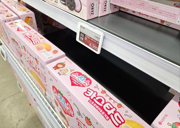 과자 상자로 매대 외곽을 둘러싸 빈 공간을 감췄다 사진홍승완 기자