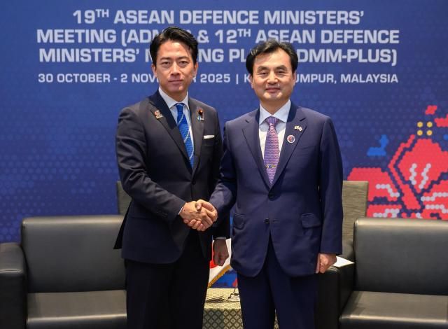 안규백오른쪽 국방부 장관이 지난해 11월 1일 말레이시아 쿠알라룸푸르에서 열린 한일 국방장관회담에서 고이즈미 신지로 일본 방위상과 기념촬영을 하고 있다 사진국방부