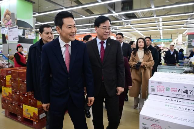 장동혁 국민의힘 대표가 28일 서울 서초구 하나로마트 양재점을 방문해 물가를 살펴보며 미소 짓고 있다사진연합뉴스