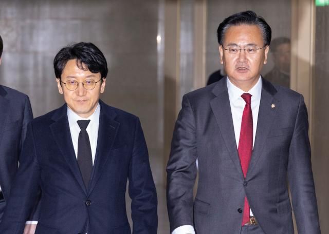 천준호 더불어민주당 원내운영수석부대표왼쪽와 유상범 국민의힘 원내운영수석부대표가 28일 국회에서 오는 29일 예정된 본회의 안건 협상을 위해 운영위원장실로 향하고 있다 사진연합뉴스