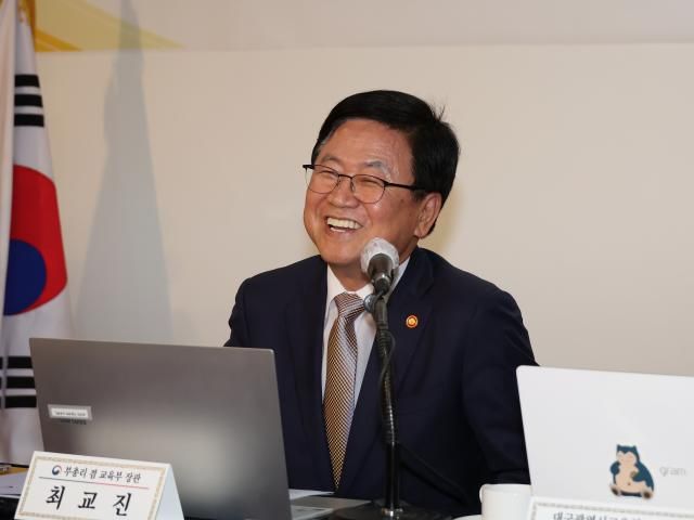 최교진 부총리 겸 교육부 장관이 16일 청주 엔포드호텔에서 열린 시도교육감들과의 간담회에서 발언하고 있다 이번 간담회는 최 장관과 시도교육감들이 처음 만나는 자리로 고교학점제와 관련한 시도교육청의 의견을 청취하기 위해 마련됐다 2025916 사진교육부 