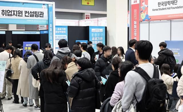 27일 서울 서초구 aT센터에서 열린 2026 공공기관 채용정보박람회에서 구직자들이 취업지원 컨설팅을 받기 위해 줄을 서고 있다 사진연합뉴스