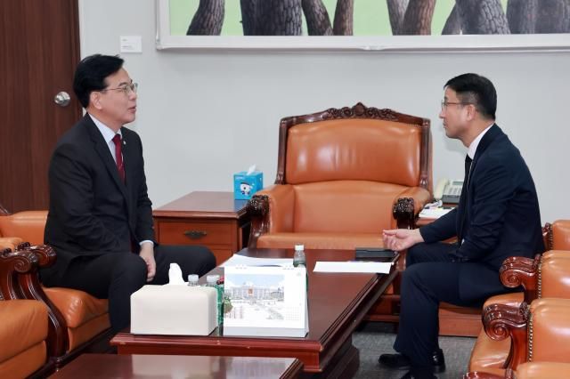 더불어민주당 한병도 원내대표오른쪽와 국민의힘 송언석 원내대표가 28일 국회 운영위원장실에서 회동하고 있다 사진연합뉴스
