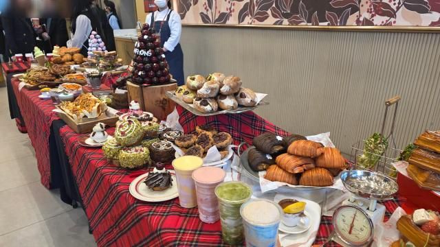 팀홀튼코리아가 경영 2기 돌입과 함께 푸드 메뉴 강화에 나선다 사진은 2026 팀홀튼 뉴이어 웜업 현장에 전시된 팀홀튼 푸드 메뉴들 사진김현아 기자