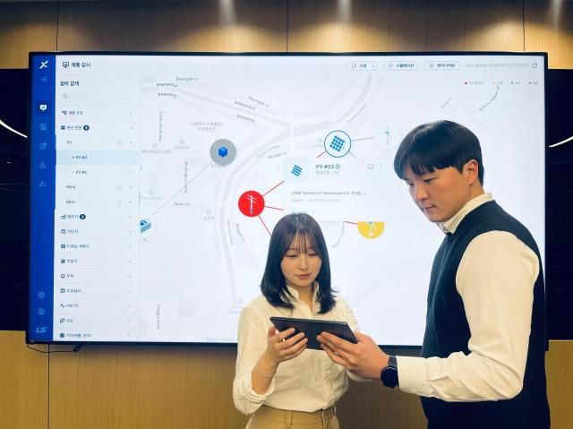 LS일렉트릭은 최근 자체 개발한 정전관리시스템OMS을 씨엔씨티에너지CNCITY Energy가 운영하는 대전시 유성구 학하지구 구역전기사업소에 성공적으로 구축했다고 밝혔다 사진은 LS일렉트릭 임직원들이 OMS 계통감시 화면을 통해 배전망 상태를 점검하고 있는 모습 사진LS일렉트릭