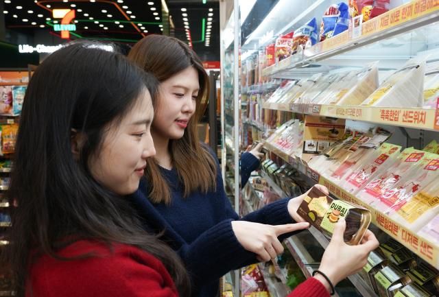 세븐일레븐 두바이식 카다이프 뚱카롱 출시 서울연합뉴스 세븐일레븐은 카다이프 쫀득볼에 이어 새로운 두바이식 디저트를 선보인다고 18일 밝혔다 모델들이 두바이식 카다이프 뚱카롱을 살펴보고 있다 2026118 세븐일레븐 제공 재판매 및 DB 금지 photoynacokr2026-01-18 100150 저작권자 ⓒ ㈜연합뉴스 무단 전재 재배포 금지 AI 학습 및 활용 금지저작권자 ⓒ ㈜연합뉴스 무단 전재 재배포 금지 AI 학습 및 활용 금지