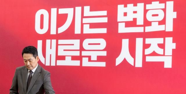 장동혁 국민의힘 대표가 29일 국회에서 열린 최고위원회의에 입장하고 있다사진연합뉴스