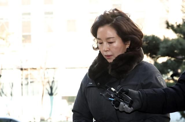 김경 전 서울시의원이 29일 서울경찰청 공공범죄수사대에서 경찰 조사를 받기 위해 출석하고 있다 2026129 사진연합뉴스