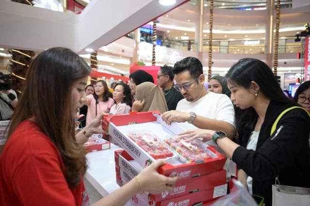 2025 논산농식품 해외박람회를 찾은 현지 방문객들이 딸기를 구매하고 있다사진논산시