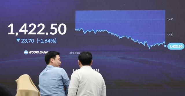 28일 서울 중구 우리은행 딜링룸 전광판에 원달러 환율이 표시되어 있다 사진연합뉴스