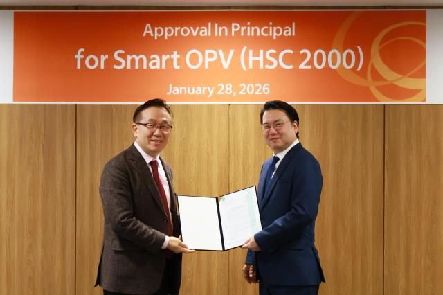 왼쪽부터 홍충식 로이드선급 극동아시아 전략기획 부사장 유문기 한화시스템 해양사업부장 사진한화시스템